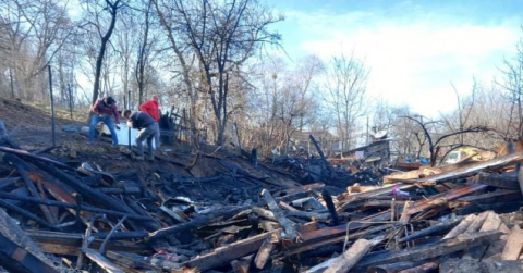 Yanan ahşap evden geriye enkazı kaldı