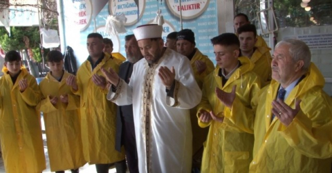 Balıkçılar toplanıp kar yağışı için dua etti