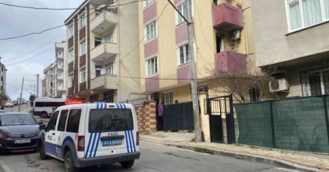 Elektrik kontağından yangın çıktı, 2 kişi dumandan etkilendi