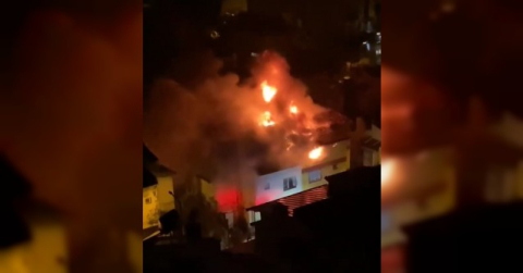 İzmir’de korku dolu anlar: 2 katlı binanın çatısına yıldırım düştü