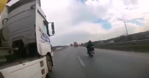 Şile otoyolunda motosikletli, hafriyat kamyonunun altında kalmaktan kıl payı kurtuldu