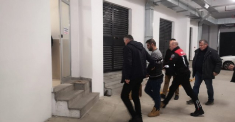 Alacak meselesi yüzünden ailesinden 4 kişiyi öldüren polis memuru tutuklandı