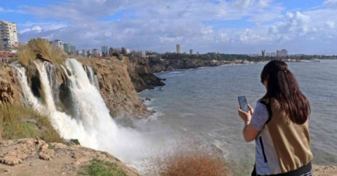 Dün fırtına sebebiyle ters akan dünyaca ünlü şelale, bugün manzarasıyla çitleri aştırdı