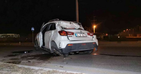 Kalp krizi geçiren eniştesini hastaneye götürürken kaza yaptı: 3 yaralı