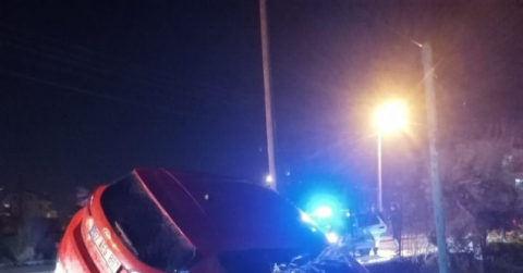 Kediye çarpmamak için manevra yaptı, bahçe duvarında asılı kaldı