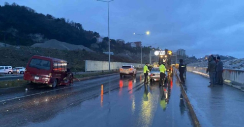 Minibüs iş makinesine arkadan çarptı: 1’i ağır 3 yaralı