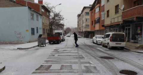 Oltu ilçe merkezine yılın ilk karı yağmaya başladı