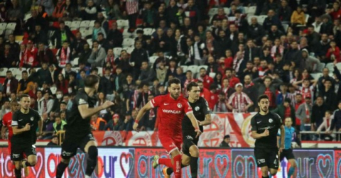 Spor Toto Süper Lig: FTA Antalyaspor: 1 - Ümraniyespor: 1 (İlk yarı)