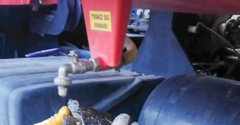 Yangından etkilenen kaplumbağaya ekiplerden can suyu