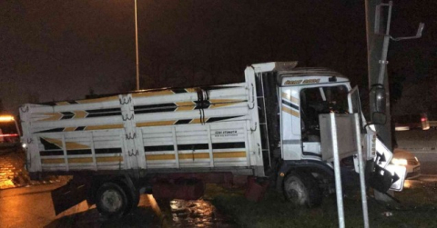 Yön tabelasının direğine çarptı: 2 yaralı