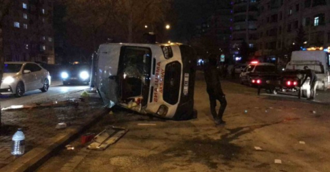 Ambulans ile otomobil çarpıştı: 3’ü sağlık görevlisi 4 yaralı