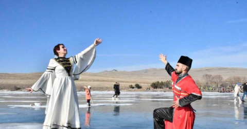 Buzla kaplı Çıldır Gölü’nde Kafkas gösterisi havadan görüntülendi