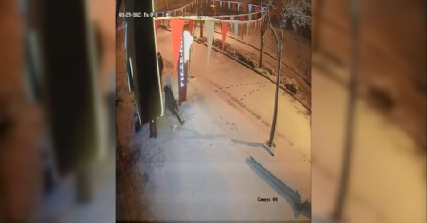 Elazığ’da karda kayıp düşen vatandaşlar kamerada