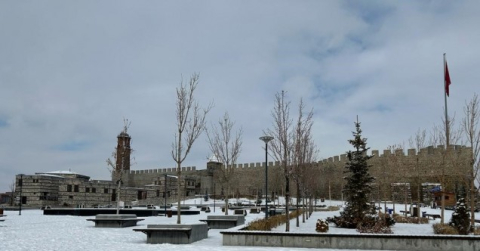 Erzurum’da beklenen kar yağdı, tarihi alanlar beyaza büründü
