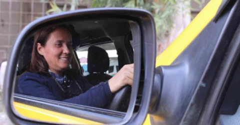 Kadın taksici, yolların tozunu atıyor