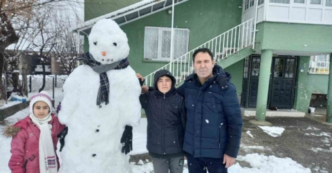 Kar yağışını fırsat bilen çocuklar kardan adam yapıp kartopu oynadı