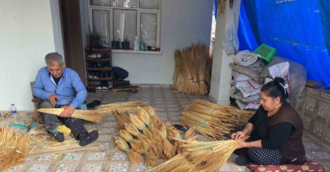 Karı koca evlerinin balkonunda süpürge yaparak 40 yıldır geçimlerini sürdürüyor