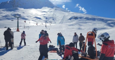 Kayak yaparken kontrolünü kaybetti, sıra bekleyenlere çarptı:4 yaralı