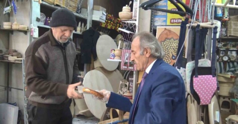 "Kravatlı Simitçi" tarihi çarşının neşe kaynağı