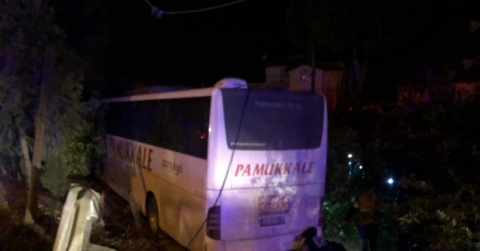 Manisada yolcu otobüsü kamyonete çarptı: 3ü çocuk 7 yaralı