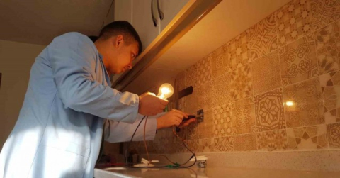 Meslek liseliler hem yardımcı oluyor hem de el becerilerini geliştiriyor