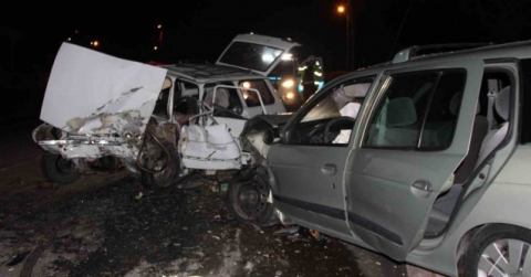 Otomobiller kafa kafaya çarpıştı: 5 yaralı