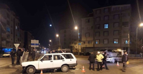 Otomobiller kavşakta çarpıştı, 2 kişi yaralandı: Kaza anı kamerada