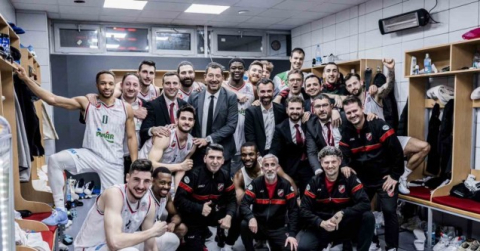 Pınar Karşıyaka, zirveye oynuyor