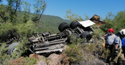 Şarampole devrilen kamyonetin sürücüsü hayatını kaybetti
