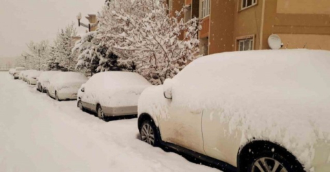 Van’da beklenen kar yağışı başladı, onlarca yerleşim yeri yolu kapandı