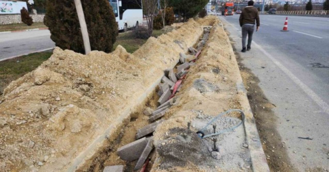 Açılışa hazırlanan karayolunun aydınlatma hattının elektrik kablolarını çaldılar