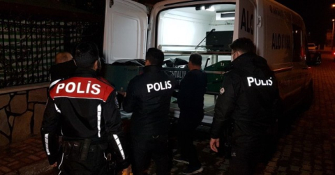 Çocuklar, metruk binaya kaçan top için girdiği evde cesetle karşılaştı