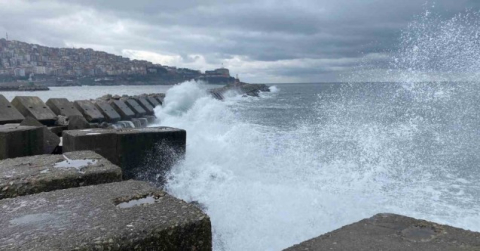 Dalgalar mendireği aştı, vatandaşlar soğuk havaya rağmen yürüyüş yaptı