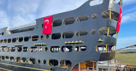 Dünyanın en büyük tur teknesi suya indirildi