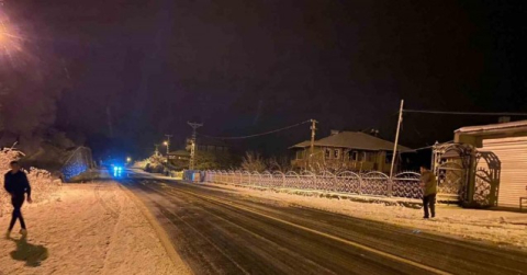 Gece yarısı sokakta kartopu oynadılar
