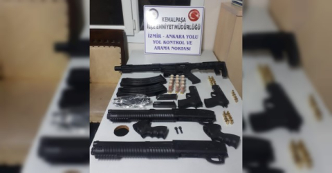İzmir’de bir araçtan 5 adet ruhsatsız silah ele geçirildi: 2 gözaltı