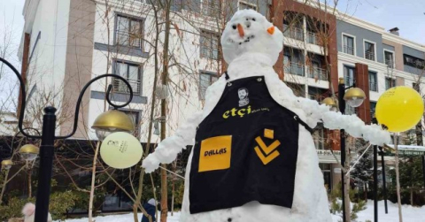 Kar yağışı şehir merkezinde eğlenceye dönüştü