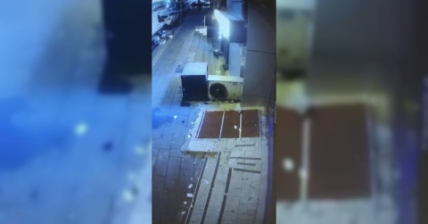 Marketin camlarını çekiç fırlatıp kırdı