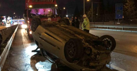 Otomobil, tırın lastiğine çarpıp takla attı: 4 yaralı