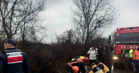 Otoyolda otomobil şarampole yuvarlandı: 3 yaralı