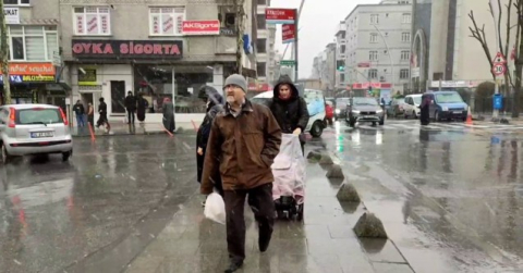 Sultangazi’de sulu kar yağışı etkili oluyor