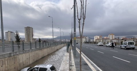 Sürücüsünün direksiyon hakimiyetini kaybettiği otomobil kanala uçtu