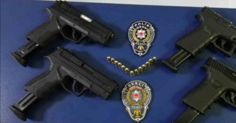 Adana’da polis bir kişiden 4 ruhsatsız silah ele geçirdi