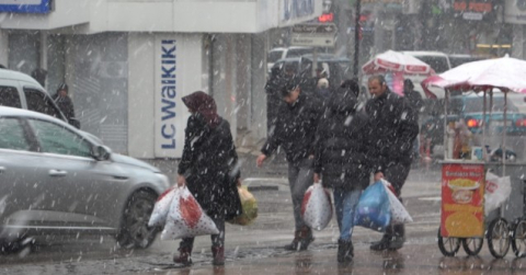 Aksaray’da şehir merkezine yılın ilk karı yağdı