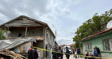 Annesini öldüren çocuk ve azmettirici olduğu iddia edilen babanın yargılandığı davada duruşma ertelendi