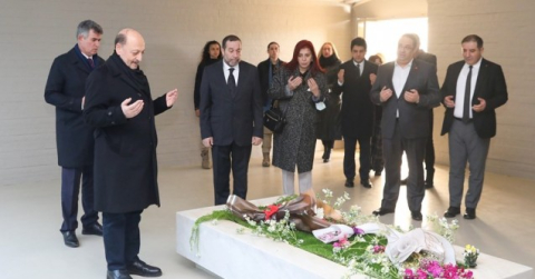 Bakan Bilgin, Denktaş ve Küçük’ün anıt mezarlarını ziyaret etti