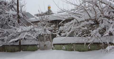 Bitlis’te tek katlı evler ve arabalar kara gömüldü