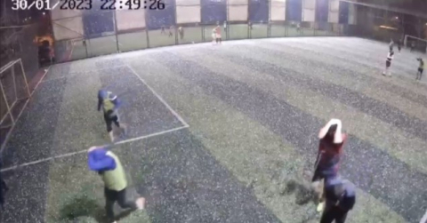 Doluya halı sahada yakalandılar, kaçacak yer aradılar