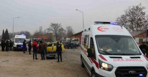 Edirne’de ticari taksi ile otomobilin çarpışma anı kamerada