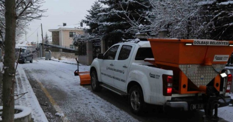 Gölbaşı belediyesi karla mücadele ekipleri sahada
